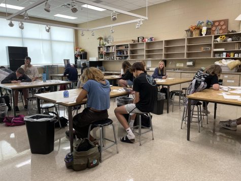 Students working on their art projects in the art room. Sophia Juhler photo. 